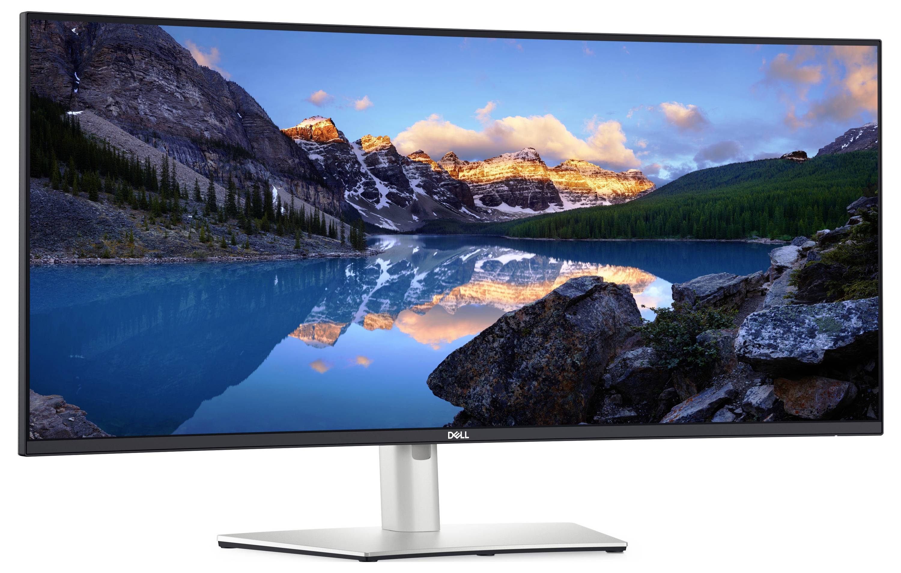 Ein gekrümmter Monitor, der eine Landschaft mit Bergen und einem See vor einem Abendhimmel zeigt, wobei leuchtende Reflexionen auf dem Wasser hervorgehoben werden.