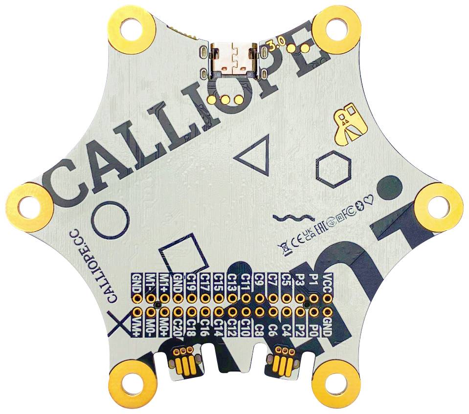Eine Calliope Mini-Platine mit Beschriftungen und Anschlüssen; sechseckige Form mit goldfarbenen Kontakten und grafischen Elementen.