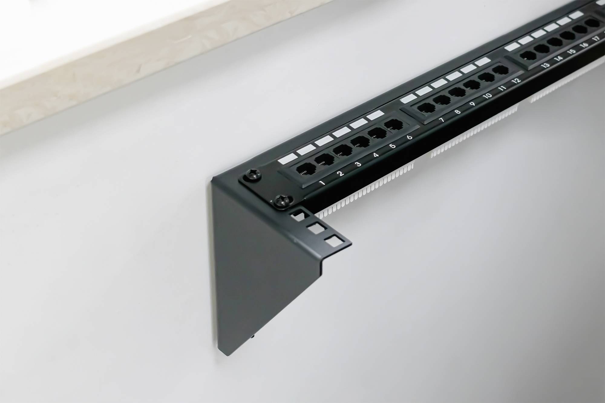 Digitus DN-48004 19 Zoll Equipment-Wandhalterung 4 HE Geeignet für Schranktiefe: ab 300mm Schwarz (RAL 9005) 19 Zoll