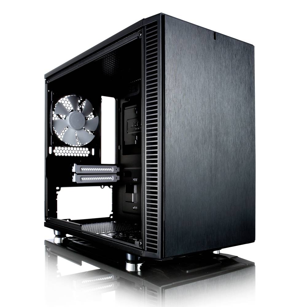 Ein offenes, leeres Computergehäuse mit sichtbarem Lüfter, schwarzes Metall mit reflektierender Oberfläche, bereit für Komponenteninstallation.