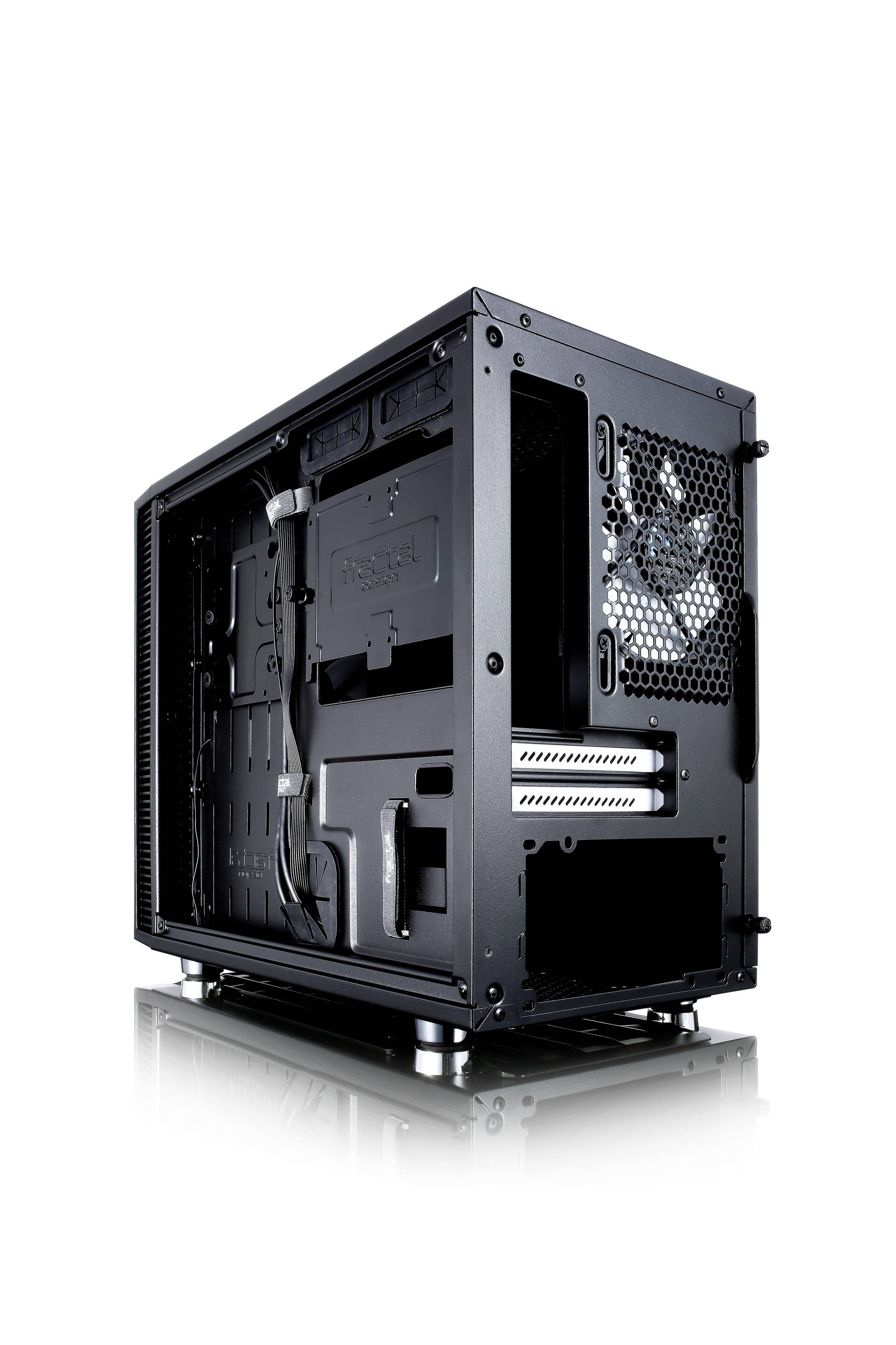 Schwarzes Computergehäuse mit sichtbaren Lüftern und internen Komponenten, auf einer spiegelnden Oberfläche stehend.