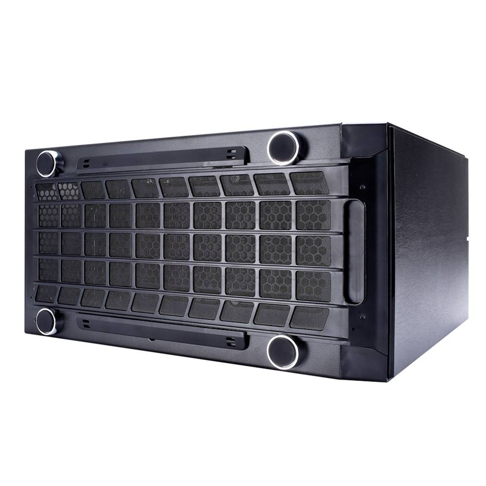 Ein schwarz-silbernes, liegendes Servergehäuse mit Lüftungsgittern und runden Knöpfen an den Ecken, auf einem weißen Hintergrund.