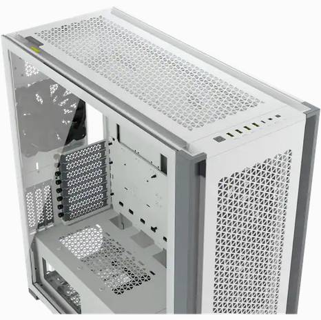 Ein offenes Computergehäuse mit weißem, luftigem Design, zeigt mehrere Lüfterplätze und Steckplätze für PC-Komponenten.