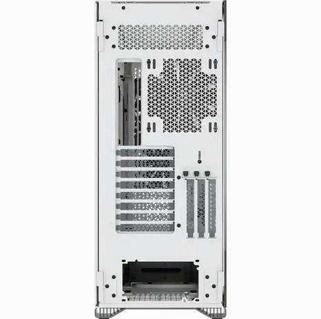 Die Rückseite eines weißen Computergehäuses mit mehreren Erweiterungssteckplätzen und Lüftungsgittern.