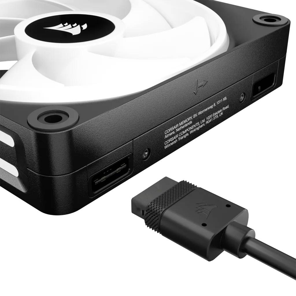 Ein schwarzer Computerlüfter mit weißen Flügeln und einem USB-Anschlusskabel davor. Der Lüfter hat ein Logo oben auf der Abdeckung.