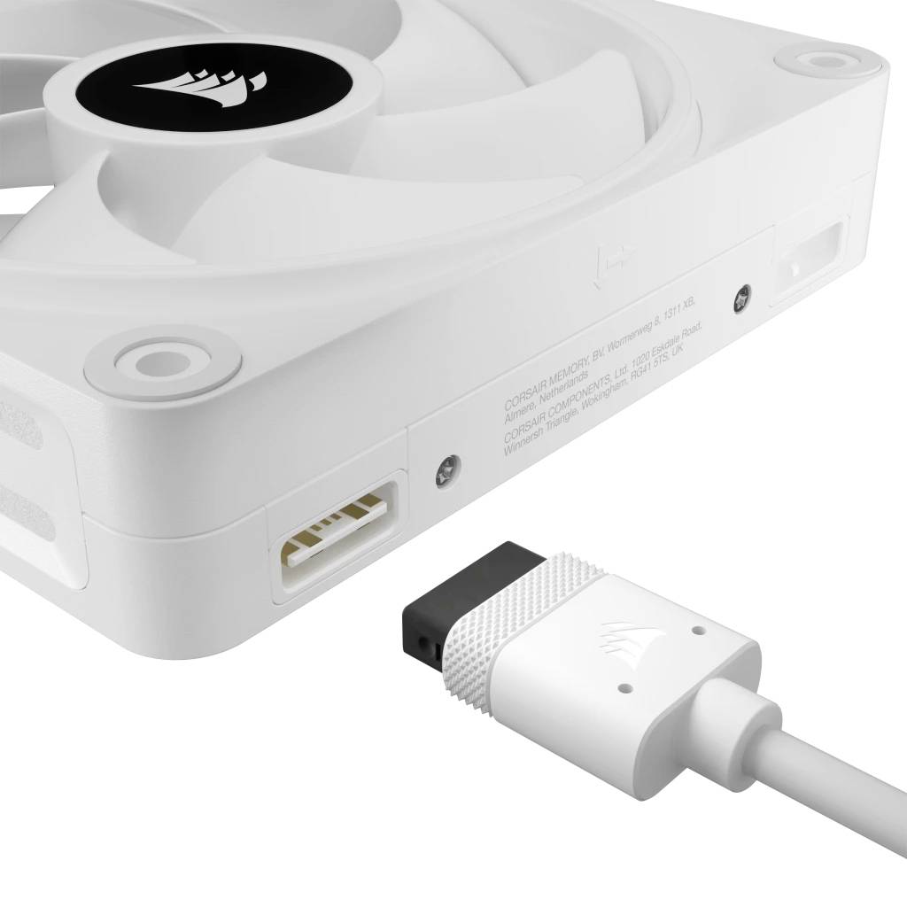 Ein weißer Computerlüfter mit einem USB-Anschluss. Der Lüfter hat einen schwarzen Markierungsaufdruck in der Mitte.