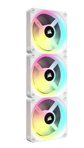 Drei Computerlüfter in Weiß mit RGB-Beleuchtung, die in verschiedenen Farben leuchten. Sie sind vertikal angeordnet.