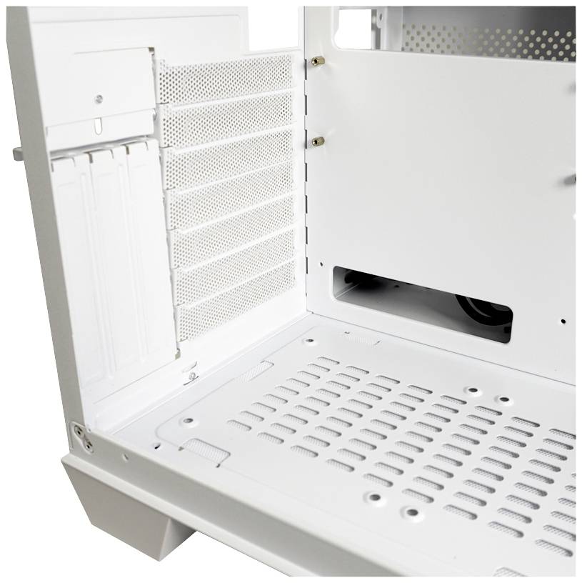 Leeres weißes Computergehäuse mit offenem Seitenteil, zeigt Innenraum mit mehreren Erweiterungssteckplätzen und Kabelöffnung.