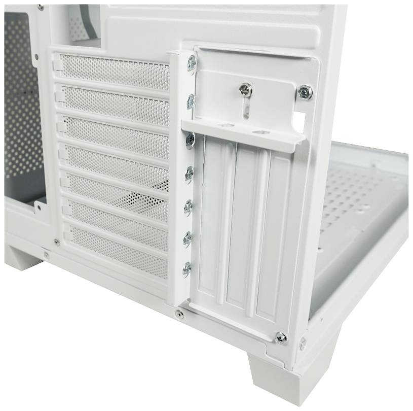 Weiße Computer-Gehäuse-Rückseite mit mehreren offenen Steckplatzabdeckungen und Lüftungsschlitzen.