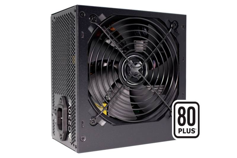 Ein schwarzes Computer-Netzteil mit Lüfter und '80 Plus'-Energiesparlabel befindet sich auf weißem Hintergrund.