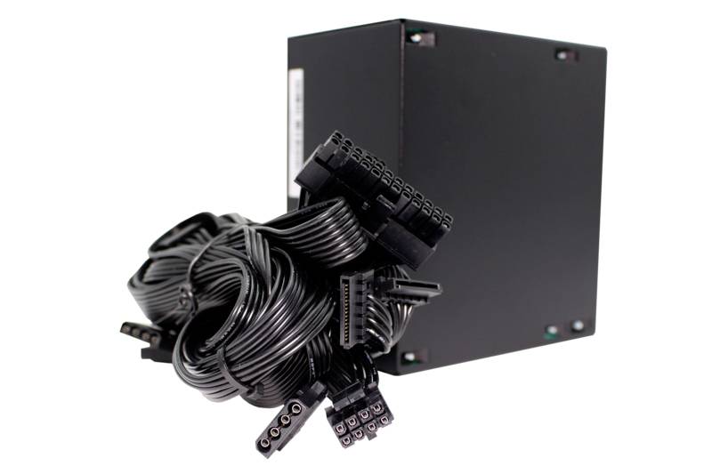 Ein schwarzes Computernetzteil mit mehreren Kabelsträngen und Steckanschlüssen ist isoliert vor einem weißen Hintergrund abgebildet.