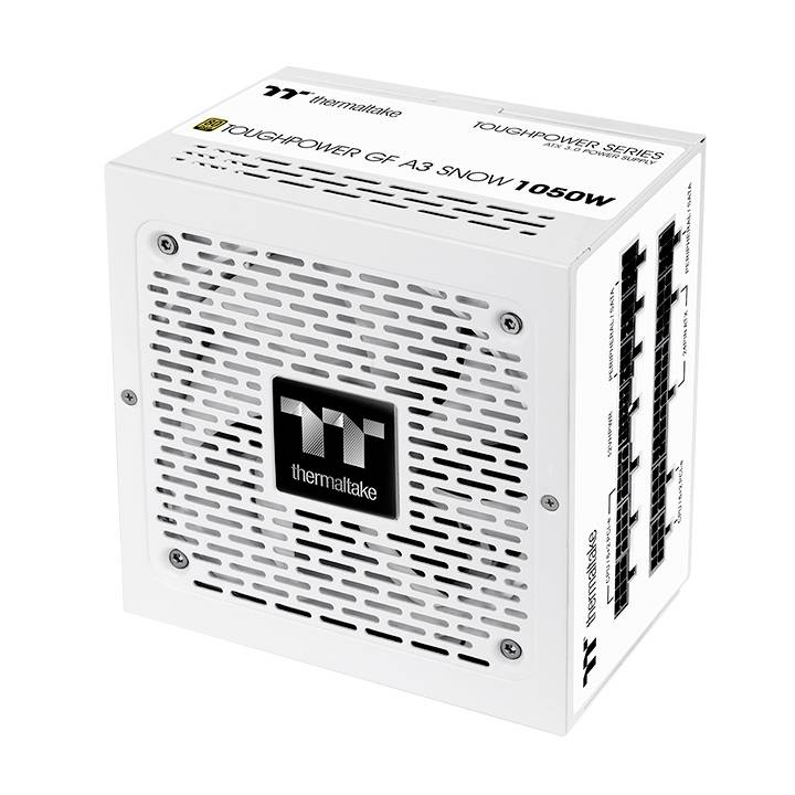 Ein weißes PC-Netzteil von Thermaltake, Modell 'Toughpower GF A3 Snow 1050W', in Würfelform, mit Belüftungsgittern oben und an der Seite.