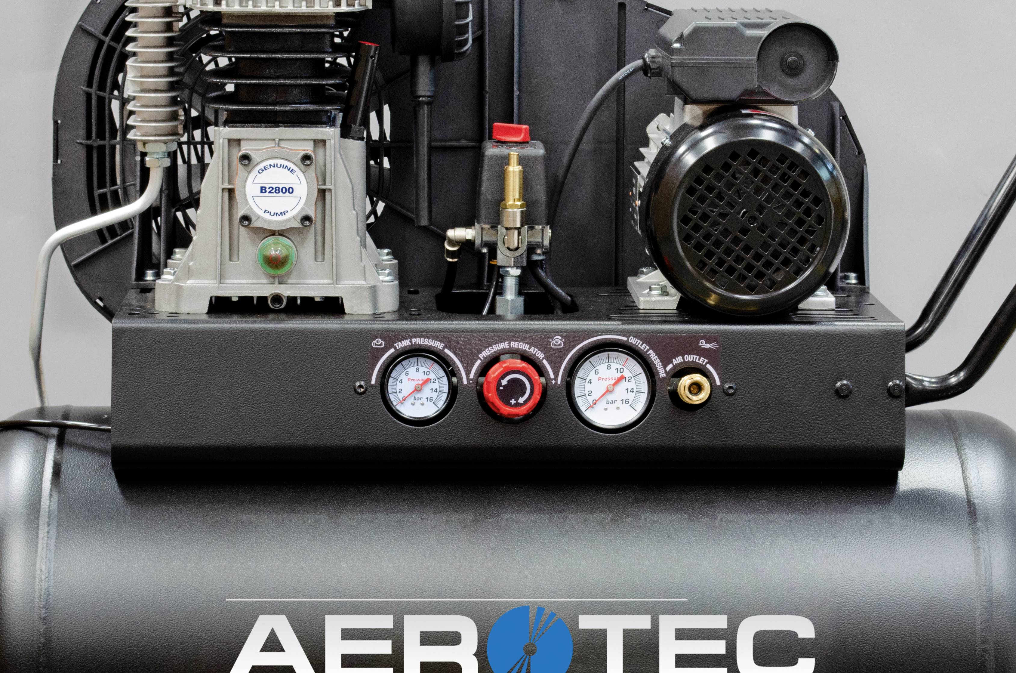 Schwarzer Kompressor mit Manometern und Druckanzeigen. Markenname 'AEROTEC' auf dem Tank. Hauptkomponenten: Motor und Luftpumpe.
