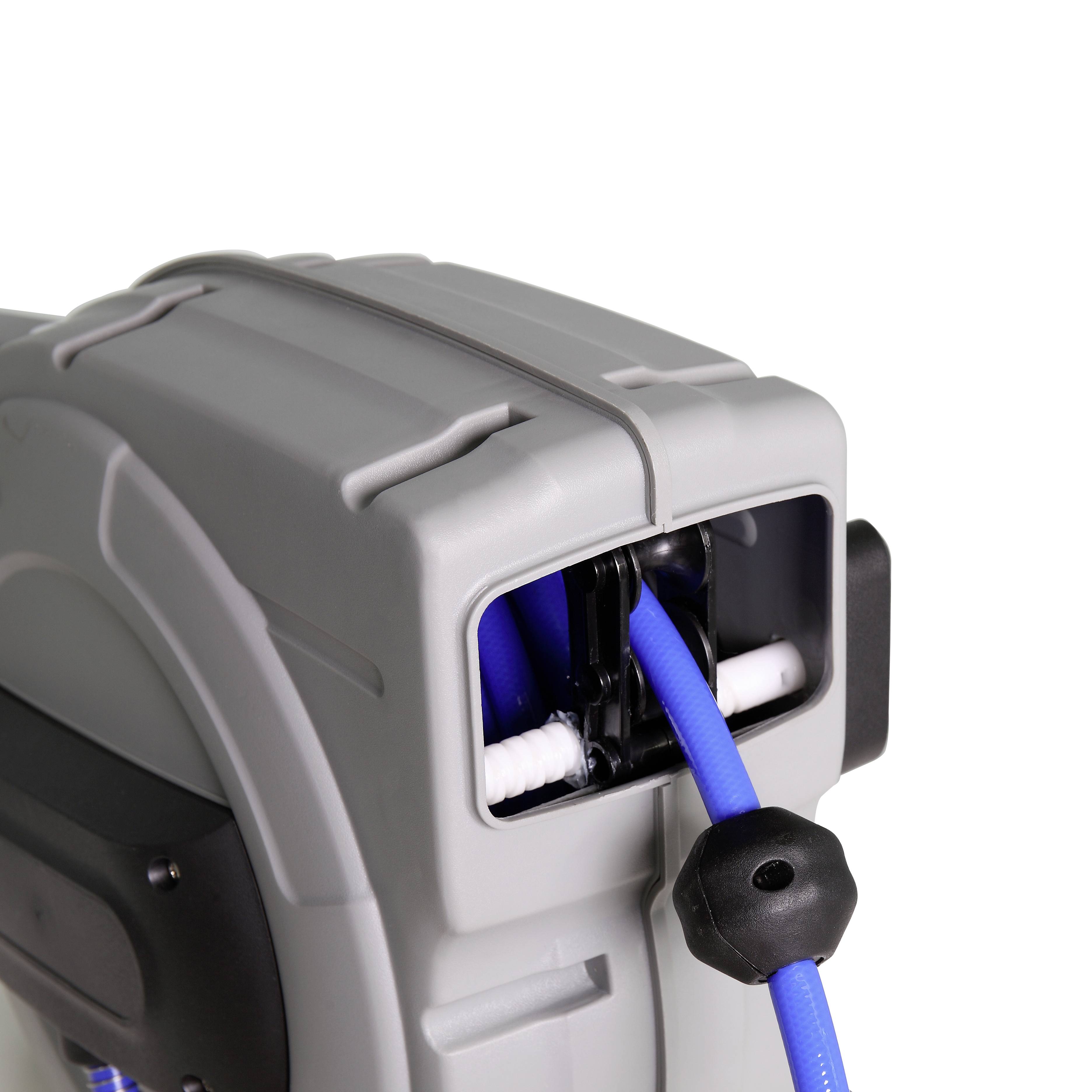 Grauer automatischer Kabelaufroller mit blauem Kabel in einer Halterung befestigt.