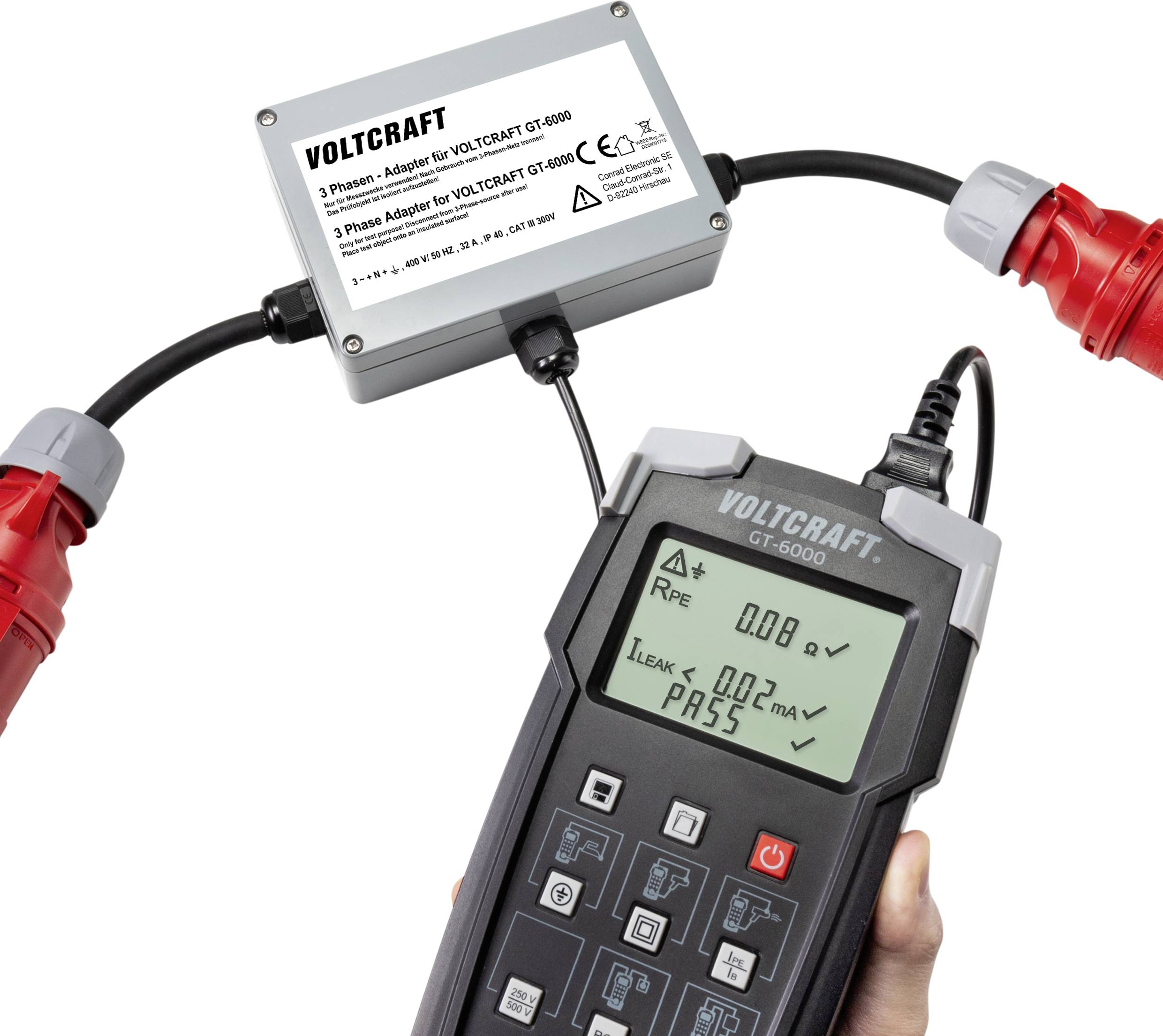 Ein Handgerät zeigt Testergebnisse. Der Bildschirm zeigt 'PASS' und Messwerte. Verbunden mit einem dreiphasigen Adapter.