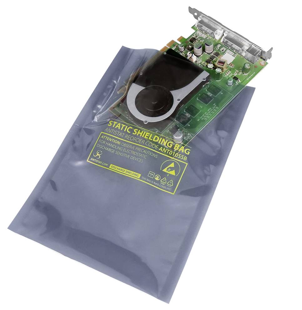 Leiterplatte teilweise in einer blauen antistatischen Schutztasche, die den elektrostatischen Schutz für elektronische Komponenten demonstriert.