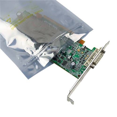 Eine Computererweiterungskarte in einem antistatischen Beutel mit einer Metallhalterungsklammer und sichtbarer Leiterplatte.