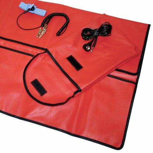 Rote, rechteckige Schutztasche mit mehreren Fächern, enthaltend ein schwarzes Spiralkabel mit Klemme und weiteres Zubehör.