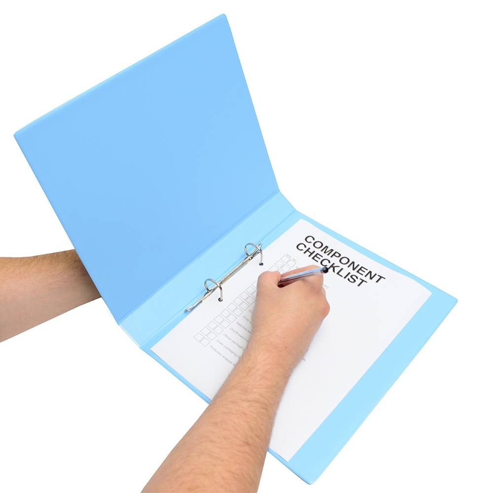 Eine Hand hält einen blauen Ordner mit der Aufschrift 'Component Checklist'. Jemand schreibt mit einem Stift auf ein Blatt Papier im Ordner.