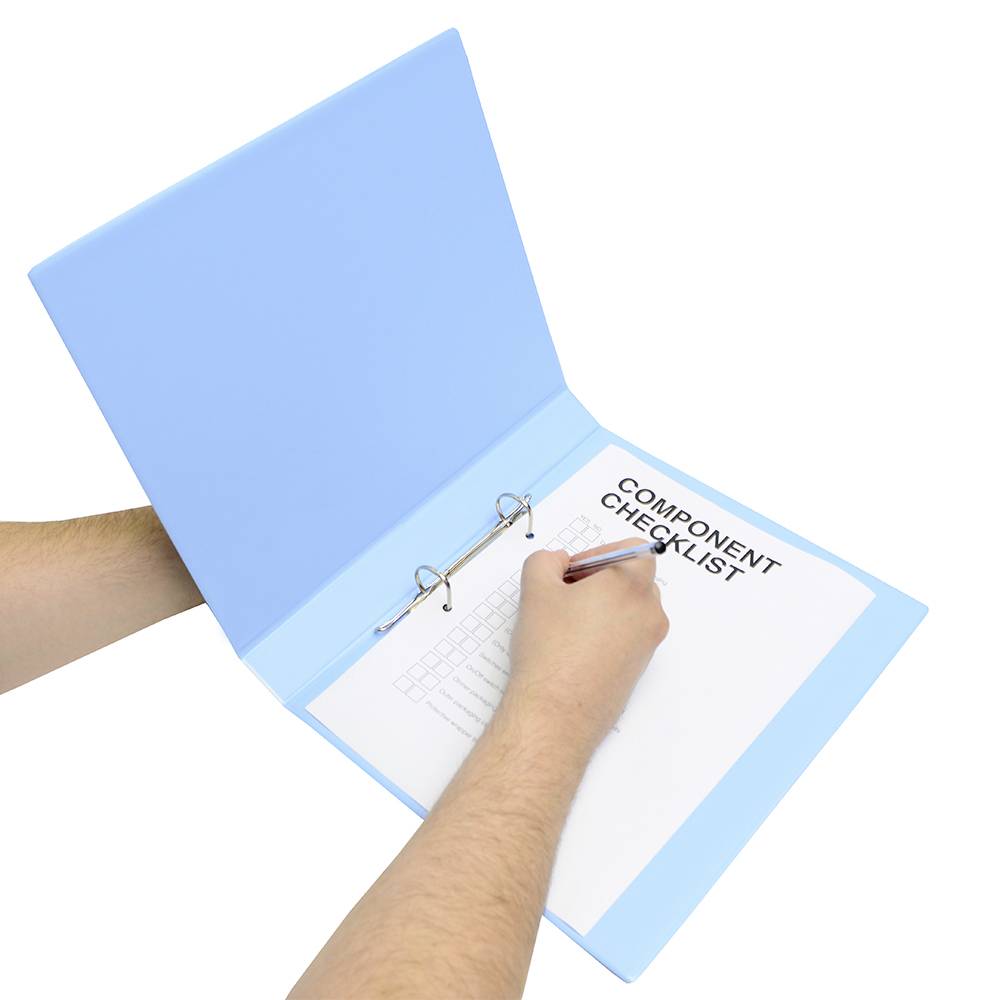 Eine Hand hält einen blauen Ordner, während die andere Hand mit einem Stift eine 'COMPONENT CHECKLIST' auf dem Papier ausfüllt.