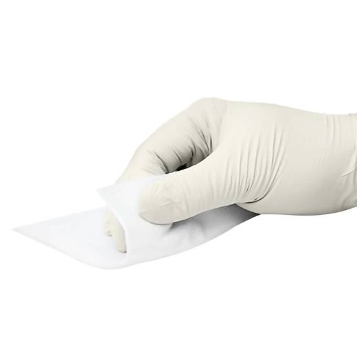 Behandschuhte Hand, die ein weißes Klebeband oder medizinisches Pflaster auf weißem Hintergrund zurückzieht.