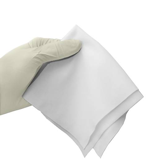 Behandschuhte Hand, die ein gefaltetes weißes Tuch oder eine Gazekompresse gegen einen einfachen Hintergrund hält.