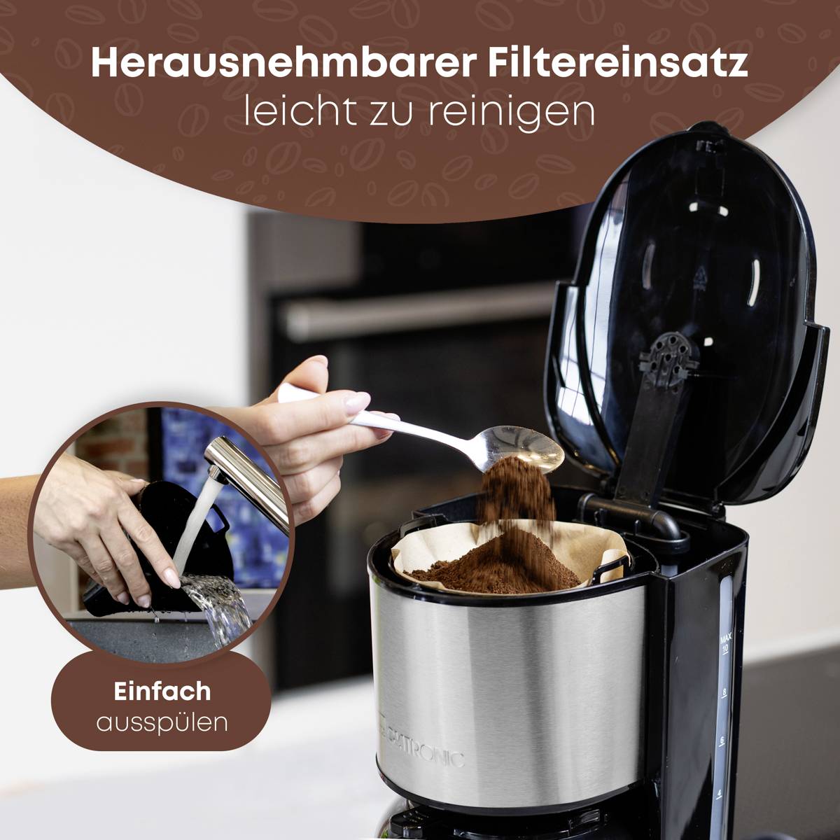 'Kaffeemaschine mit offenem Deckel, entfernbarer Filtereinsatz. Text: Einfach ausspülen.' Jemand füllt Kaffeepulver mit einem Löffel ein.
