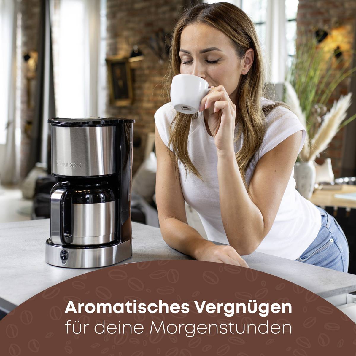 Eine Frau trinkt Kaffee aus einer Tasse neben einer Kaffeemaschine. Text: 'Aromatisches Vergnügen für deine Morgenstunden'.