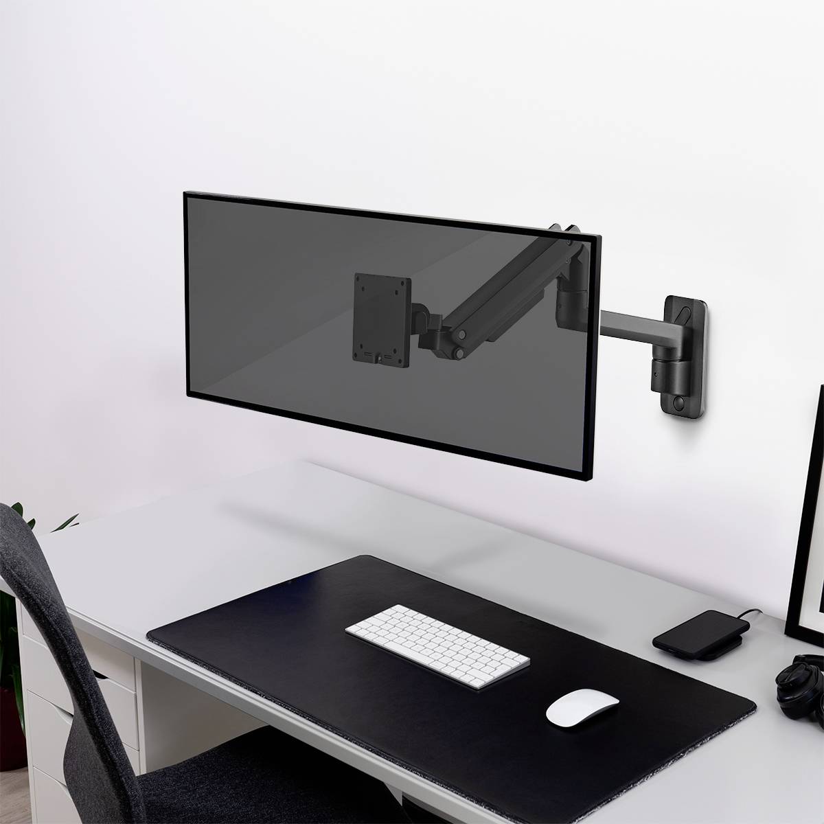 Ein sauberer Schreibtisch mit einer Tastatur, Maus und einem Monitorarm ohne Monitor, alles in modernem, minimalistischem Design.