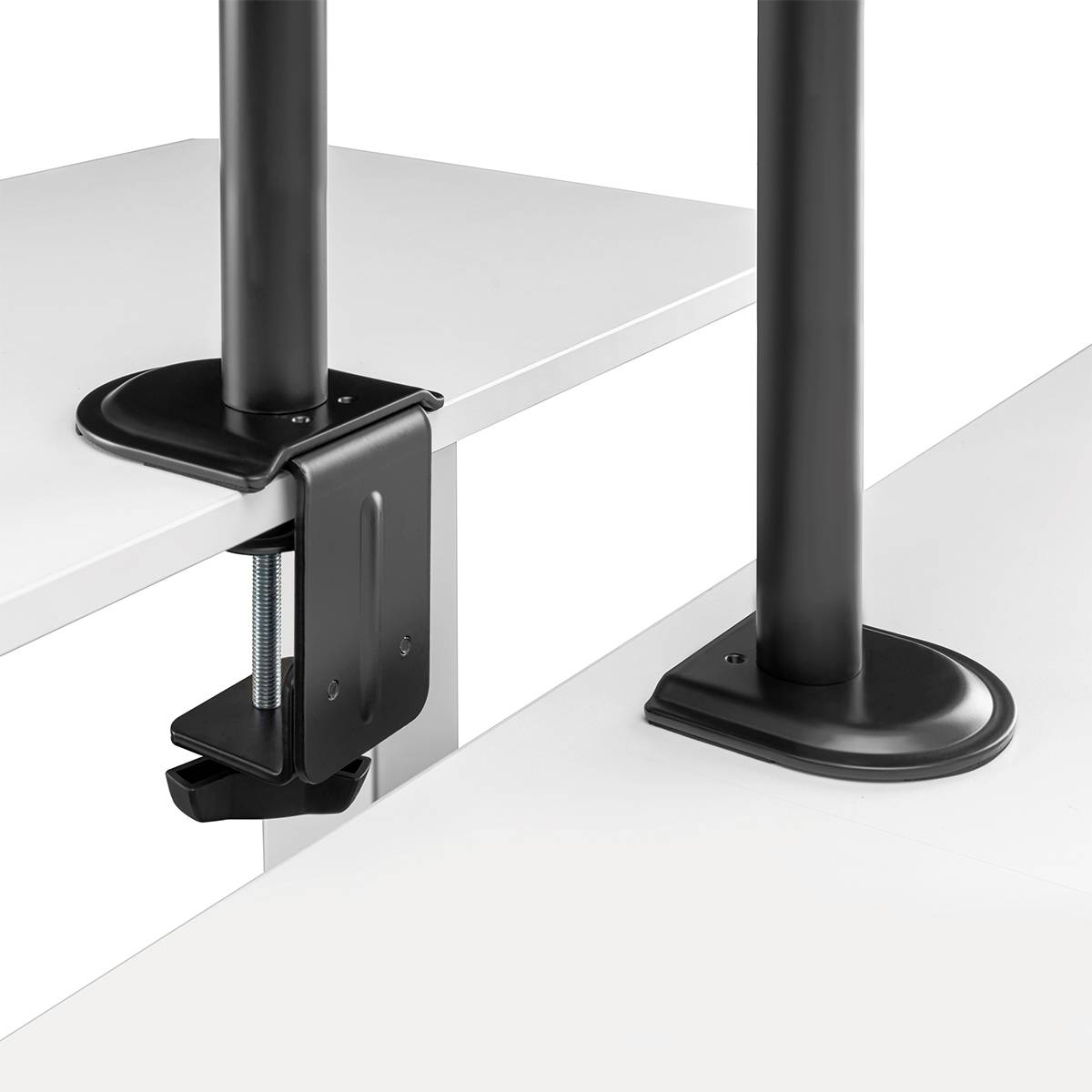 Schwarze Tischhalterung, die eine Metallstange an einem weißen Tisch befestigt. Ideal zur sicheren Befestigung von Zubehör.