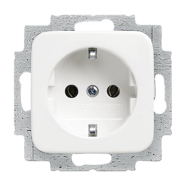 Weiße Steckdose in quadratischer Form, montiert in einer Metalleinfassung.