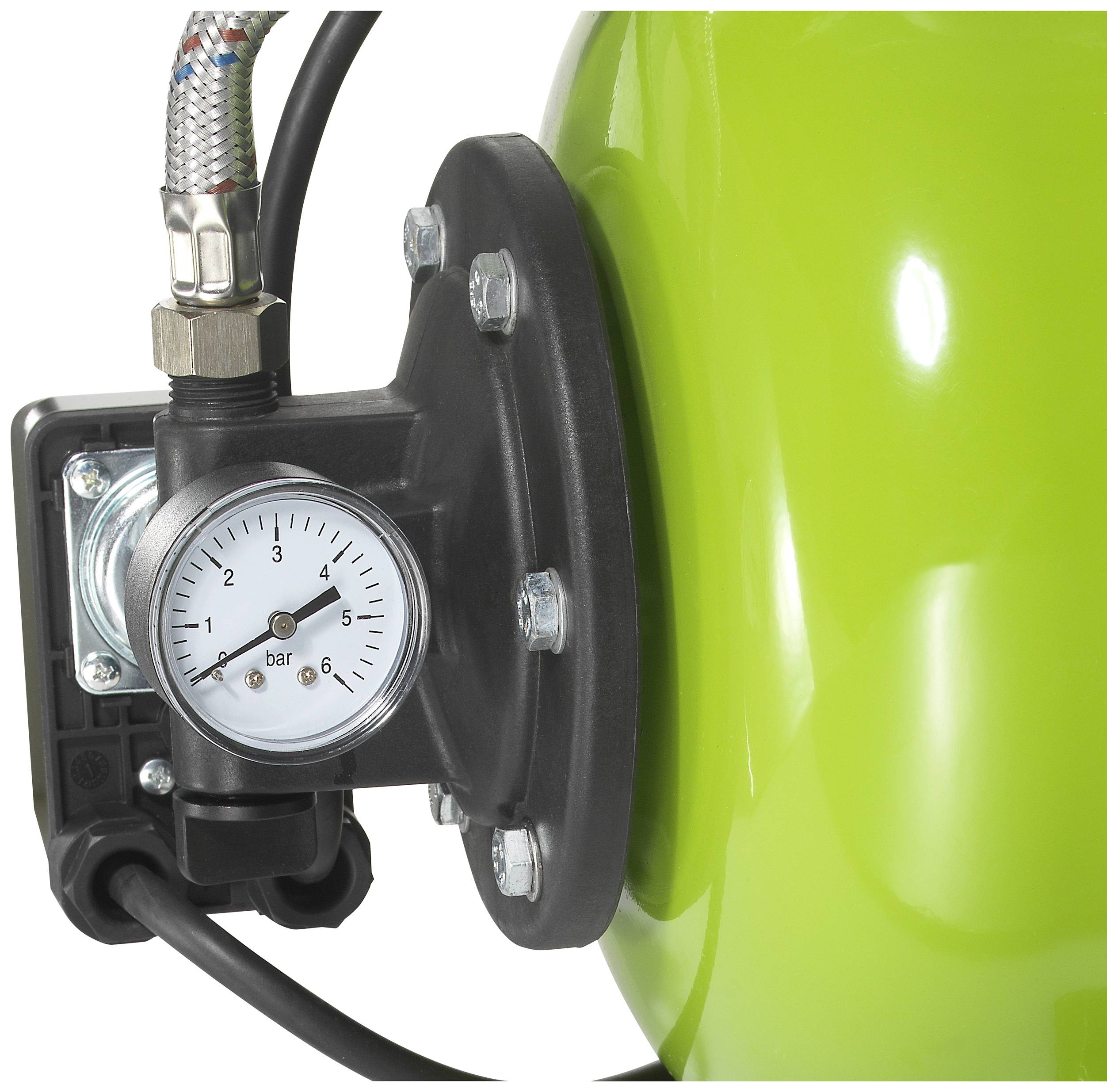 Manometer zeigt Druck von 3 bar auf grünem Gerät an, verbunden mit einem silbernen Schlauch und schwarzer Befestigungseinheit.