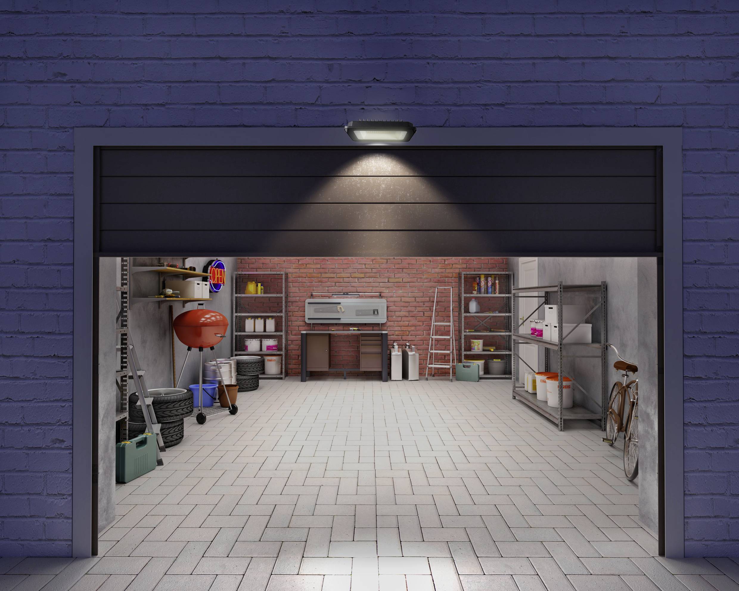 Offene Garage mit Werkzeugen, Fahrrädern und Regalen voller Gegenstände. Ziegelwand im Hintergrund mit Leiter und Grill.