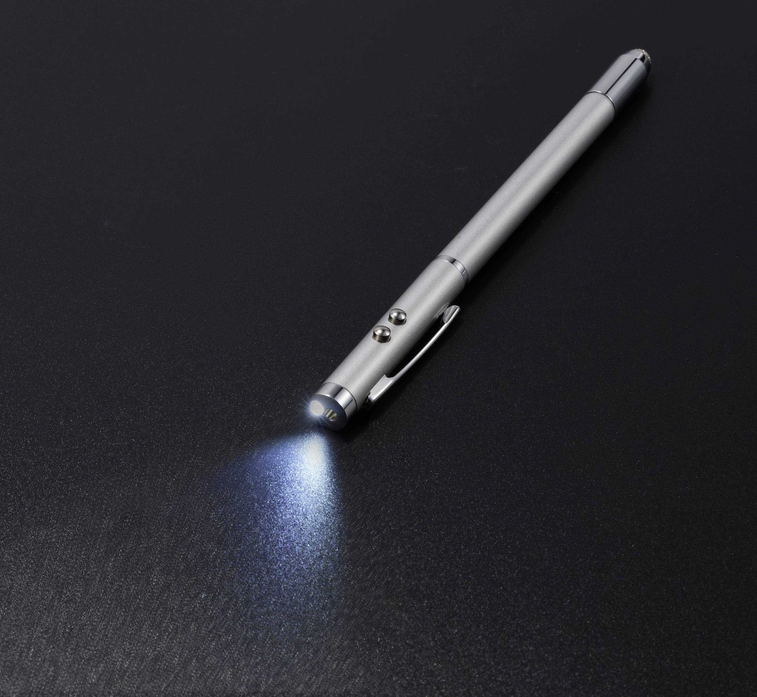 Ein silberner Laserpointer strahlt einen blauen Lichtstrahl auf eine dunkle Oberfläche.