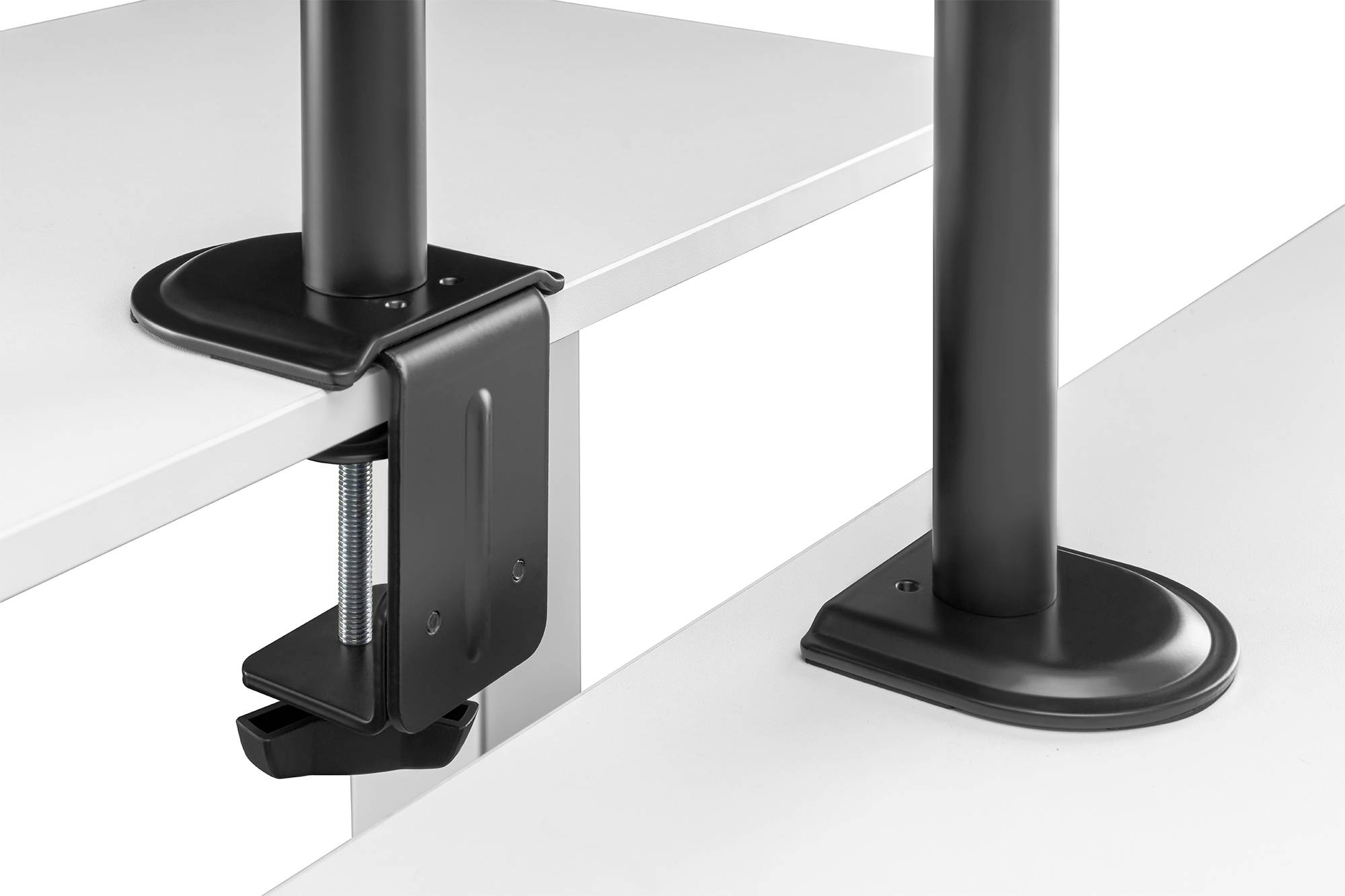 Eine schwarze Tischhalterung mit Schraubklemme befestigt eine Stange an einer Tischkante. Eine andere Stange ist direkt auf der Tischoberfläche montiert.