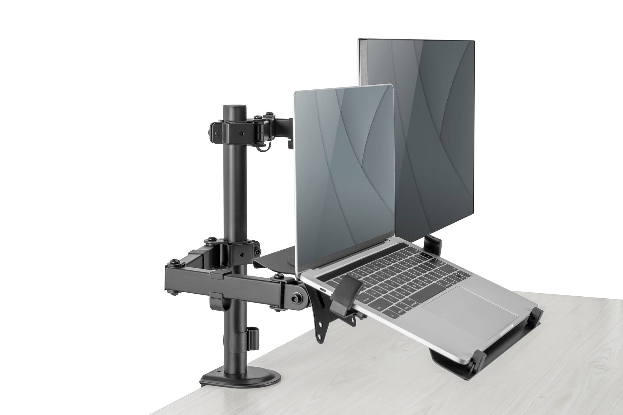 Ein Laptop und ein Monitor sind auf einem dualen Tischhalter montiert, um eine ergonomische Arbeitsumgebung zu unterstützen.