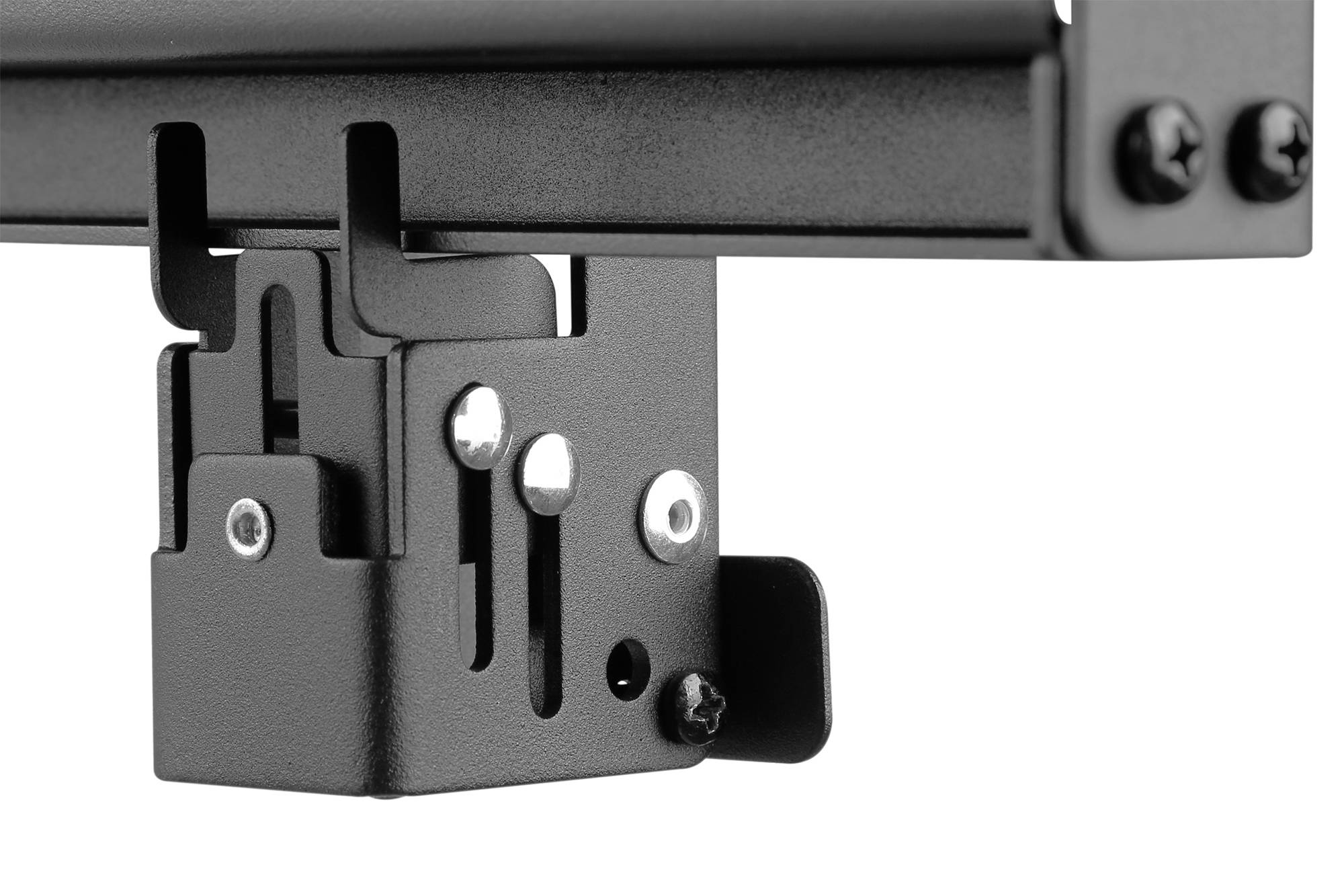 Ein schwarzes Metall-Montageelement mit Schrauben und Schlitzen, zur Befestigung an einer Oberfläche.