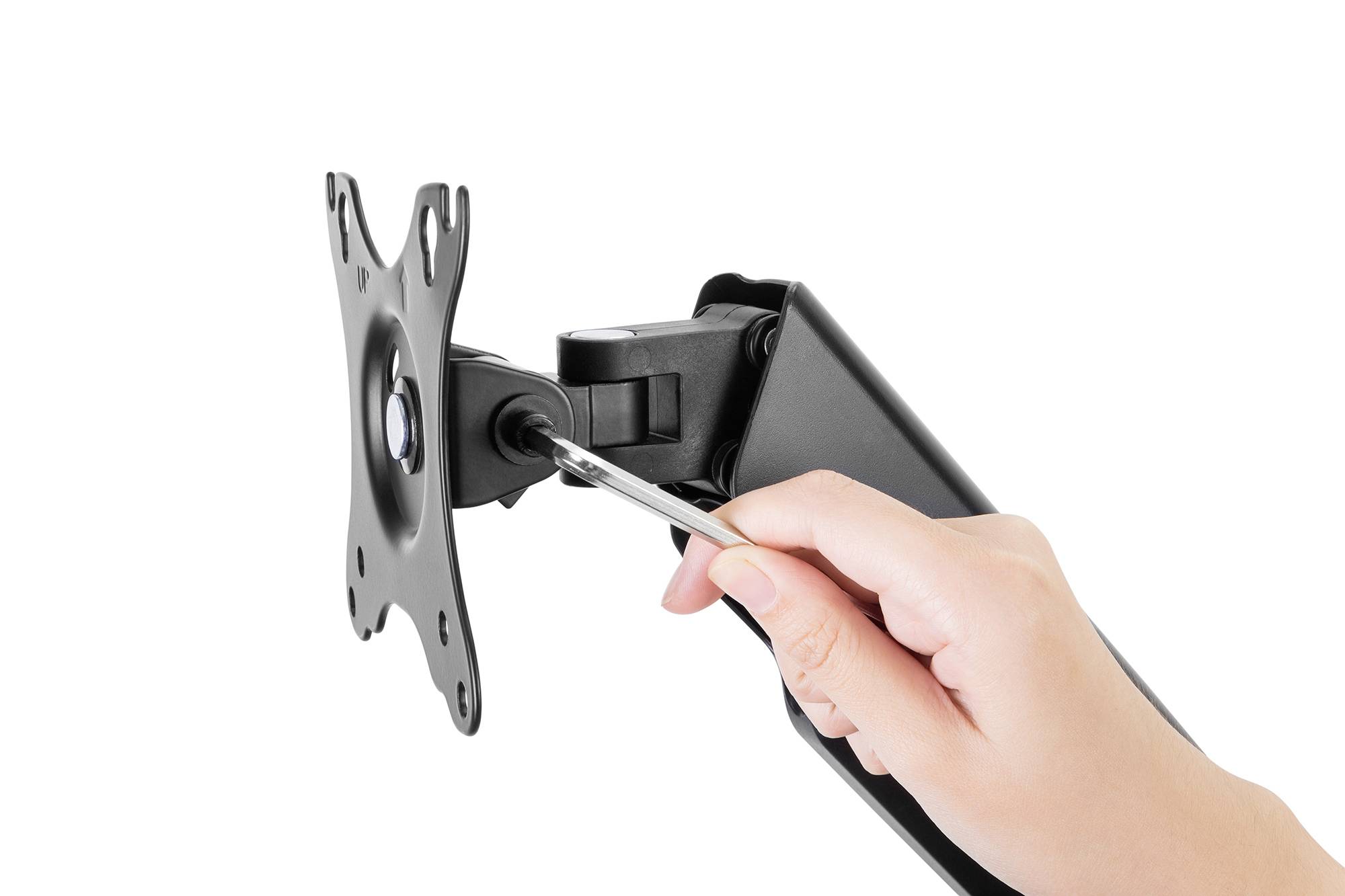 Eine Hand justiert mit einem Schraubenschlüssel eine Monitorgelenkhalterung.
