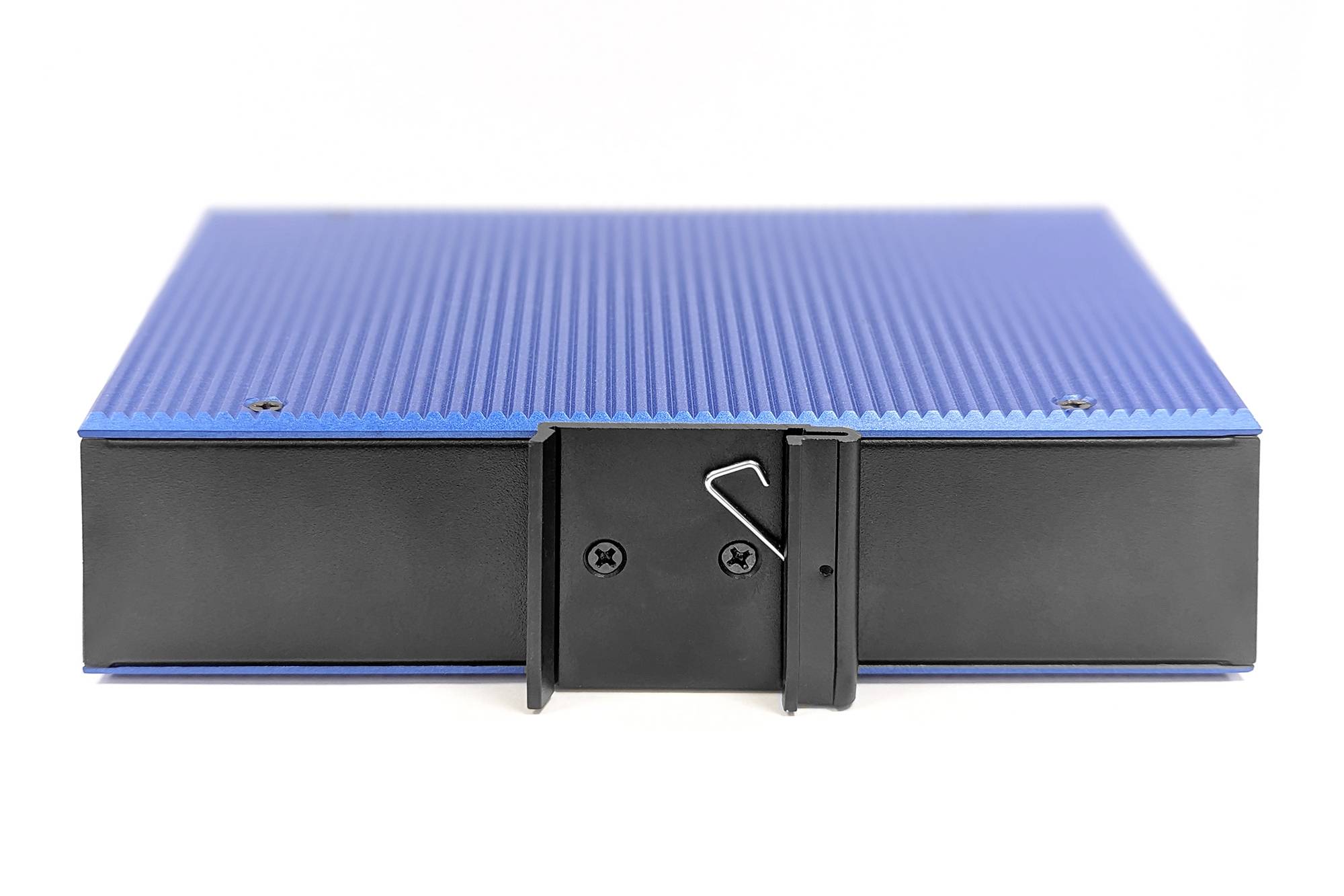 Ein blauer Computer-Speicherbaustein mit geriffelter Oberseite. Vorderseite hat schwarze Klammern zur Befestigung.