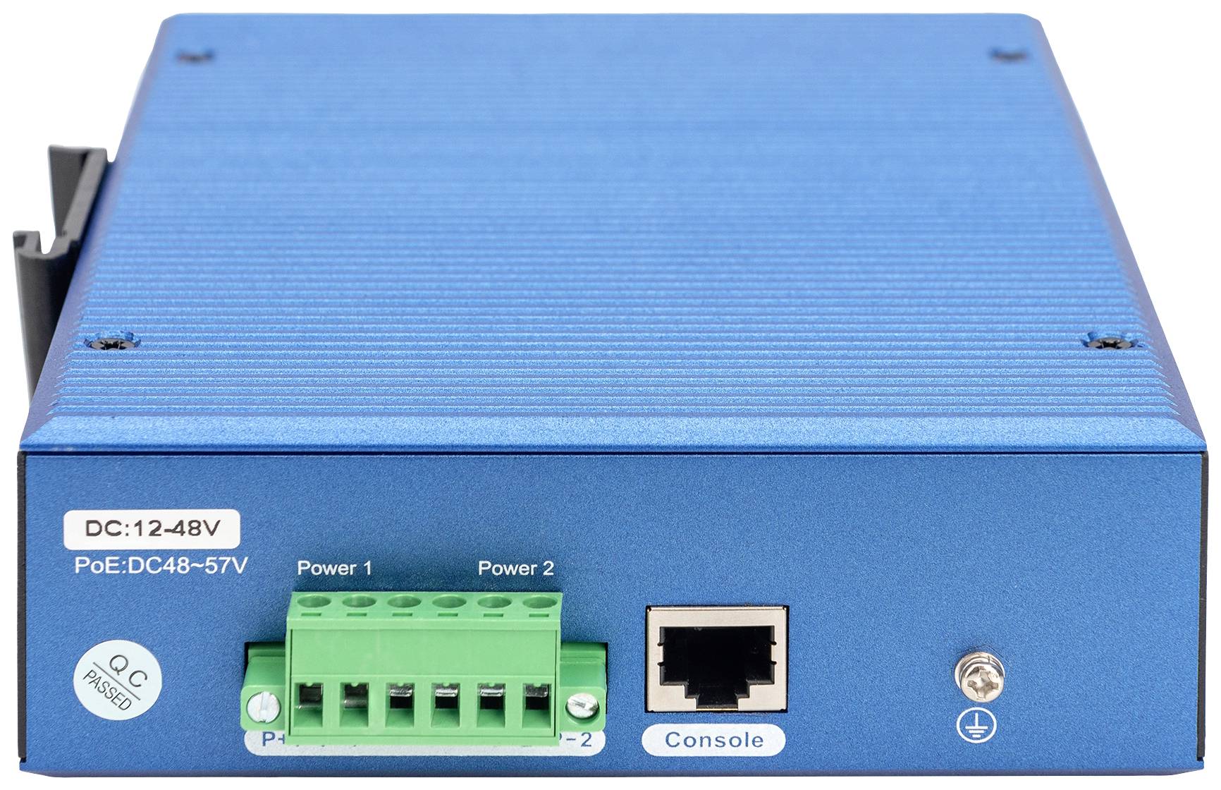 Ein blaues Netzwerkgerät mit zwei Stromanschlüssen, einem Konsolenport und einem Netzteil. Vorderseite mit grünen Klemmen und Ethernet-Port.