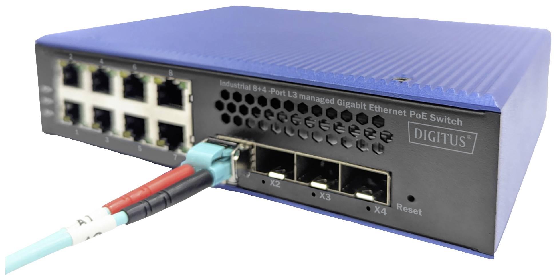 Ein blauer Gigabit Ethernet PoE-Switch mit mehreren Netzwerkanschlüssen und einem eingesteckten Kabel, Beschriftung: 'DIGITUS'.