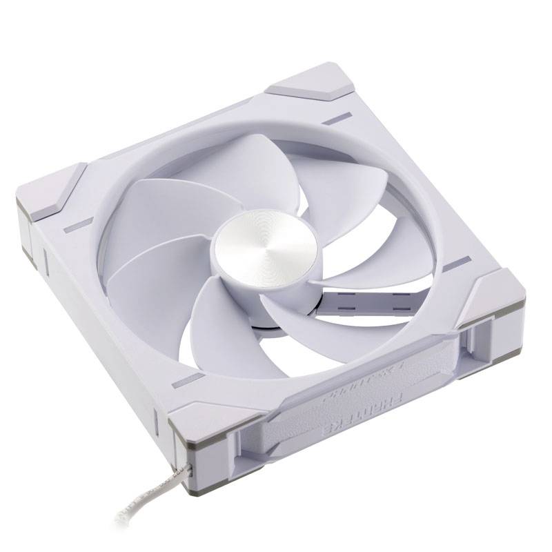Ein weißer Computerlüfter mit fünf Flügeln in quadratischer Einfassung, geeignet für Kühlzwecke in PCs.