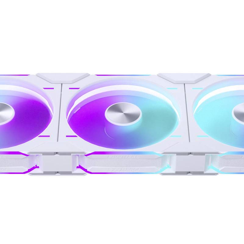 Drei nebeneinander montierte Computerlüfter mit RGB-Beleuchtung in Blau, Lila und Türkis. Moderne Technologie und Design.