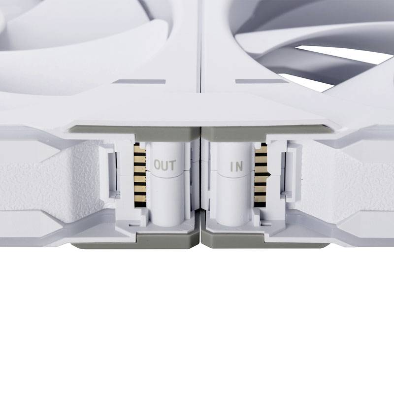 Ein weißer Lüfter mit zwei Ventilatoren, die durch einen Steckverbinder verbunden sind, der mit 'IN' und 'OUT' beschriftet ist.