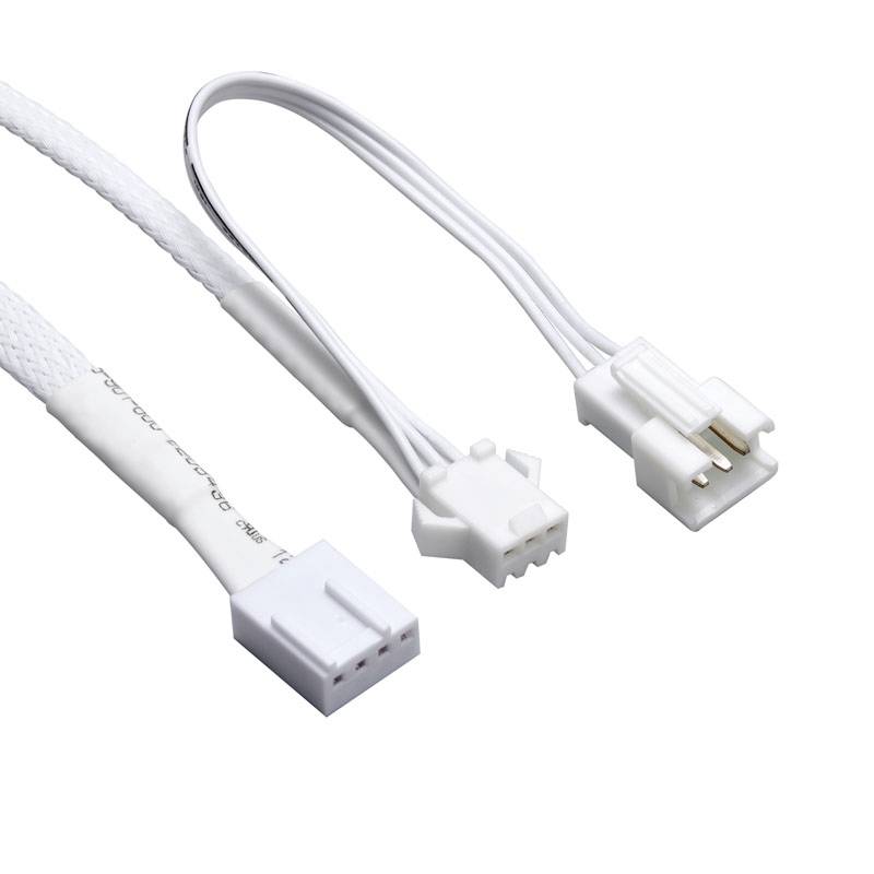 Drei weiße Stromkabel mit unterschiedlichen Steckverbindern. Sie sind für den Anschluss elektronischer Geräte geeignet.