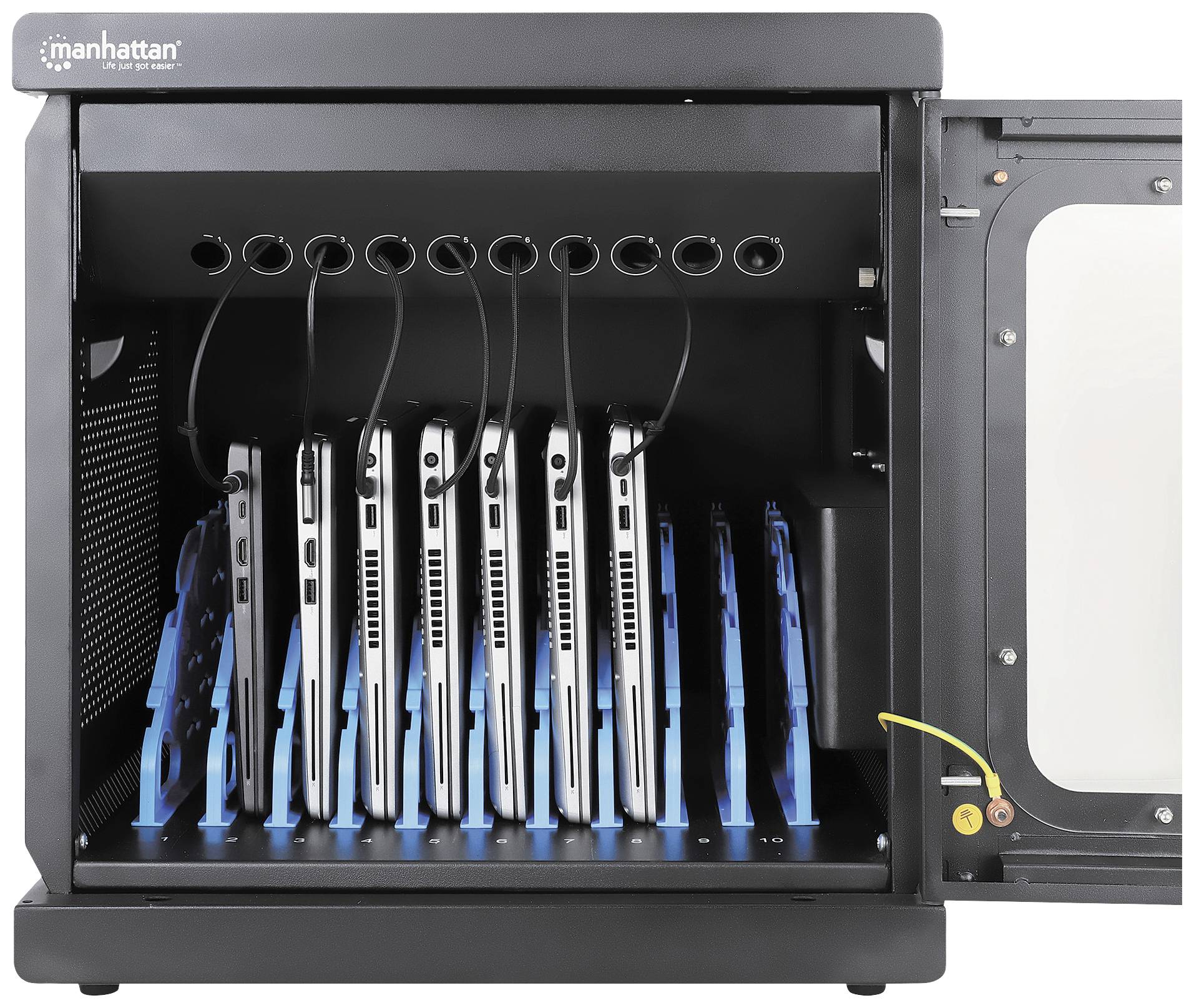 Ein offener Ladeschrank mit mehreren Laptops, die durch Kabel verbunden sind, zur gleichzeitigen Aufladung.