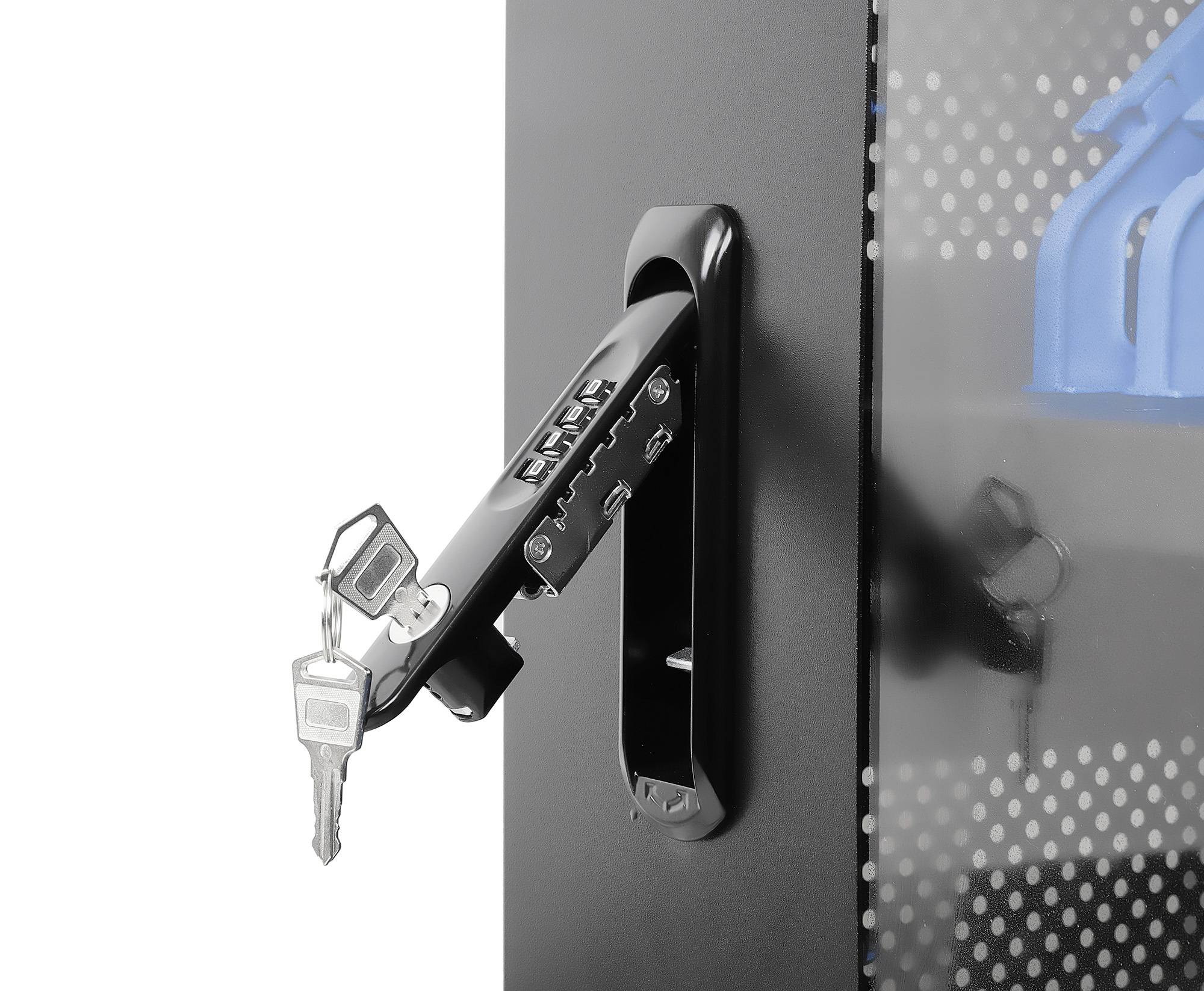 Ein Fahrradhalter mit einem angebrachten Schlüsselbund ist an einer schwarzen Wand befestigt; daneben ist ein blauer Helm zu sehen.