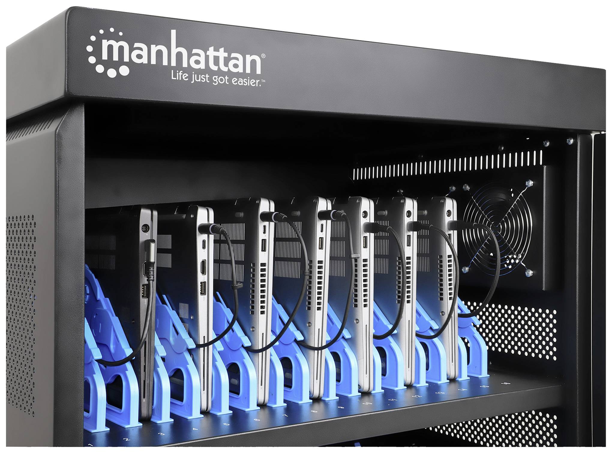 Ein schwarz-blauer Laptop-Ladewagen mit mehreren in blauen Haltern stehenden, angeschlossenen Laptops. Oben steht 'manhattan'.