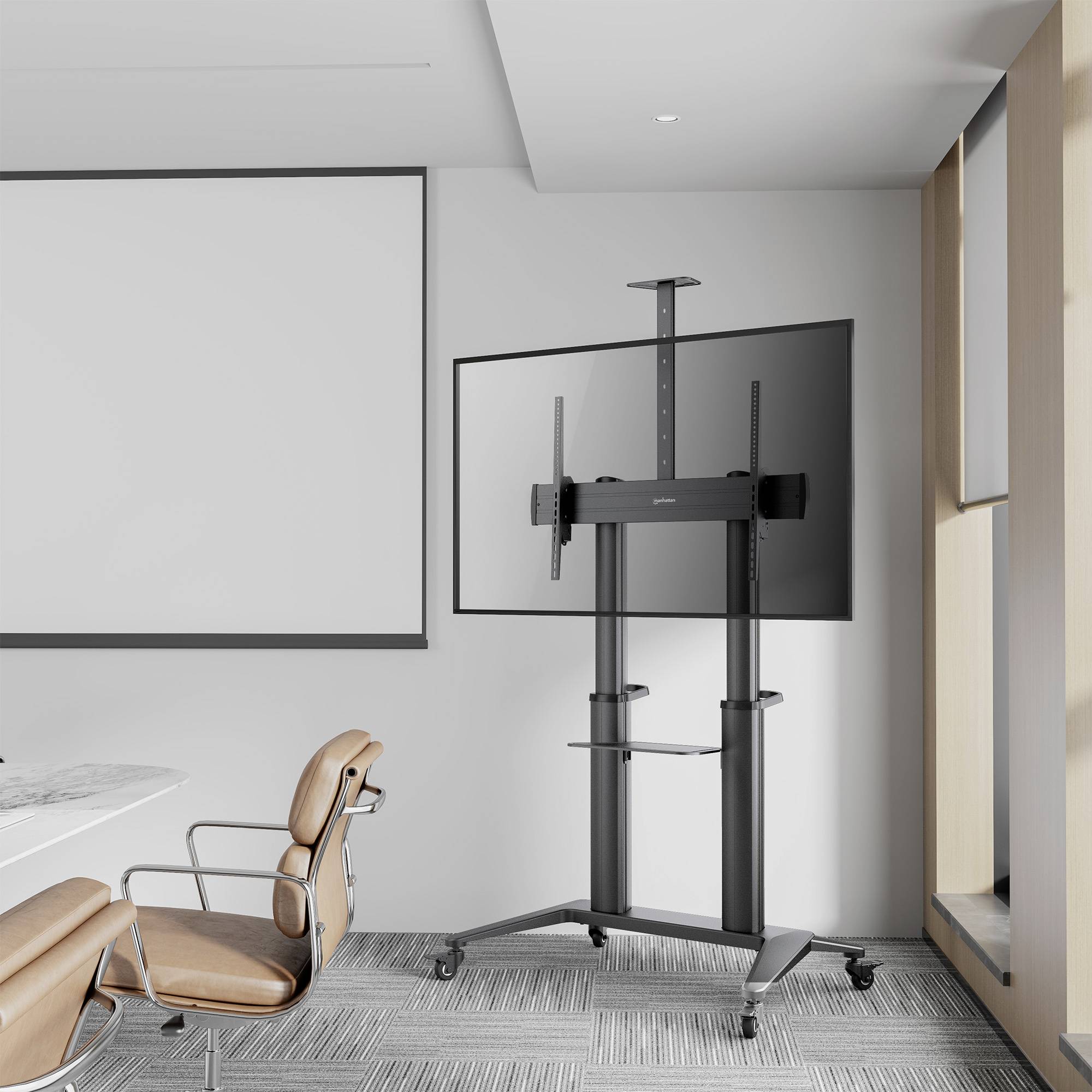 Moderner Konferenzraum mit zwei Polsterstühlen, einem großen Tisch, einem Projektionsleinwand und einem Fernseher auf einem Ständer.