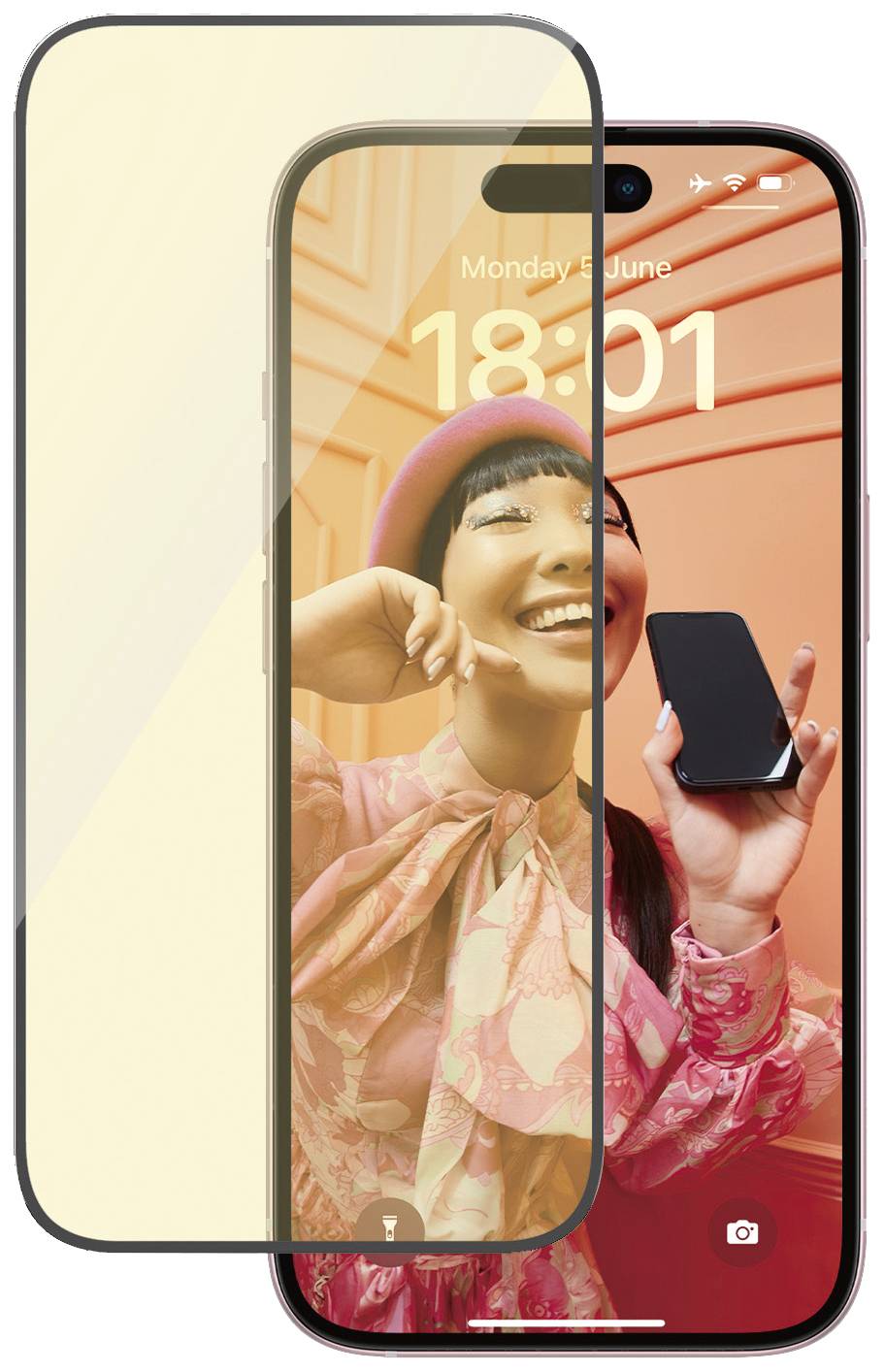 Frau in rosa Kleidung hält ein Smartphone und lächelt. Uhrzeit auf dem Display: 18:01.